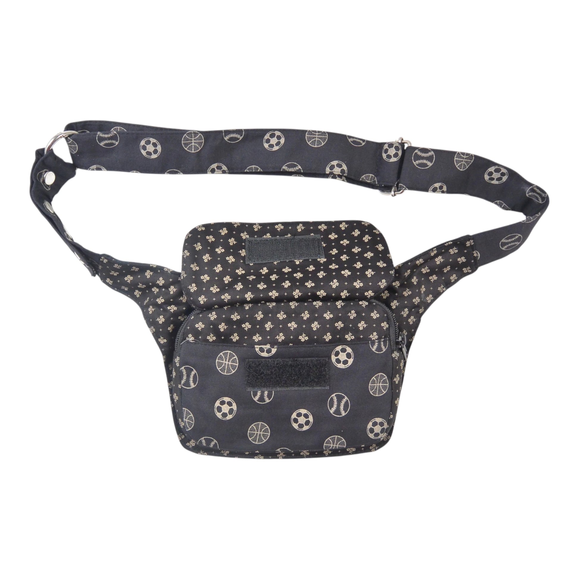 Gassi-Tasche MAINZ aus schwarzem Baumwollstoff mit Sportball-Muster, Innenansicht mit Klettfächern und verstellbarem Hüftgurt