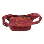 Kleine horizontale Gassi-Tasche MAINZ aus Baumwoll-Canvas in Rot mit buntem Pfotenmuster
