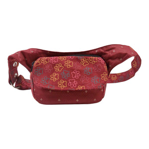 Kleine horizontale Gassi-Tasche MAINZ aus Baumwoll-Canvas in Rot mit buntem Pfotenmuster
