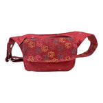 Kleine horizontale Gassi-Tasche aus Baumwoll-Canvas in Rot mit buntem Pfotenmuster