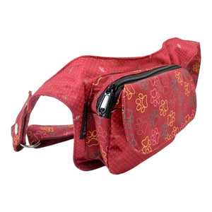 Kleine Gassi-Tasche aus rotem Baumwoll-Canvas mit buntem Pfotenmuster, Frontansicht mit Reißverschlussfach und Klappe