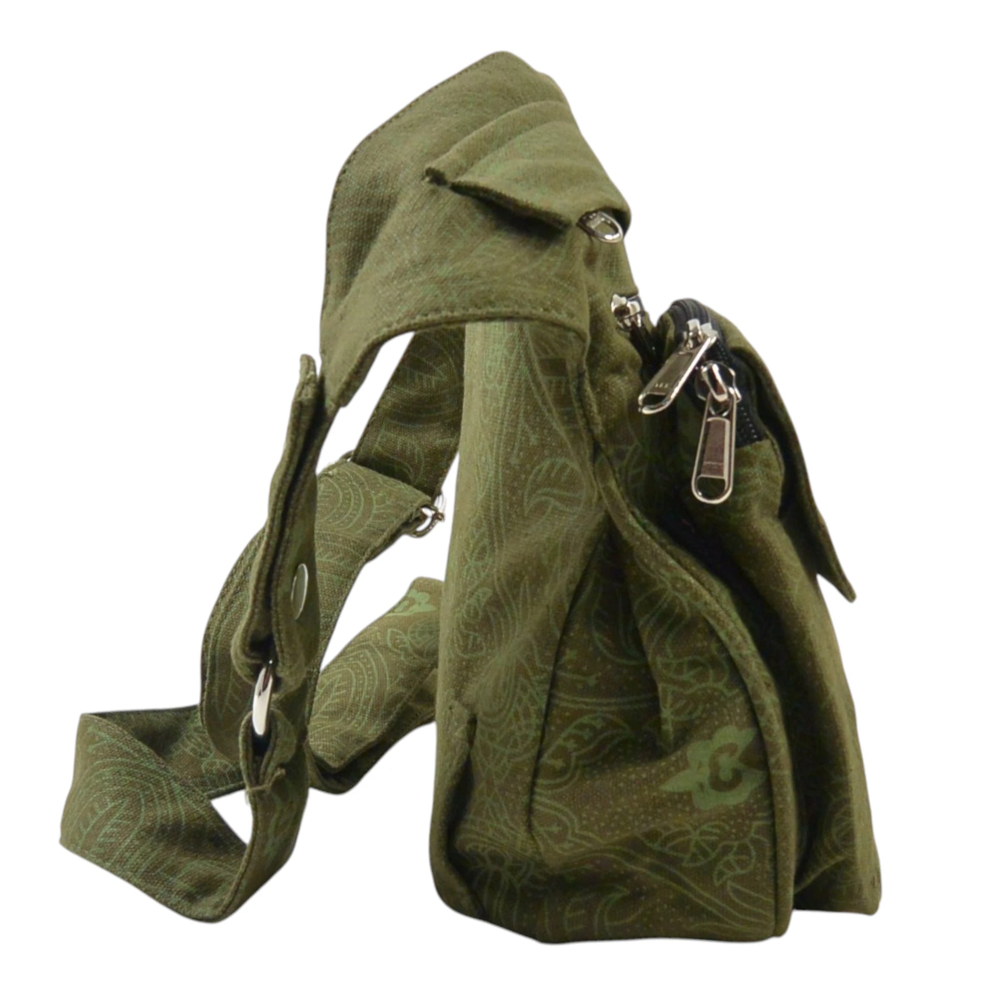 Khakifarbene Gassi-Tasche Super Hannover mit dezentem Ethno-Muster, praktischen Fächern. Seitenansicht.