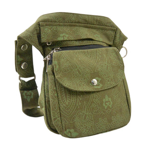 Khakifarbene Gassi-Tasche Super Hannover mit dezentem Ethno-Muster, praktischen Fächern. Frontalansicht.