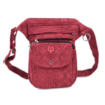 Gassitasche in Rot für Hundespaziergänge – mit Leckerlifach, Handyfach & verstellbarem Gurt. Frontansicht.