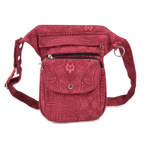 Gassitasche in Rot für Hundespaziergänge – mit Leckerlifach, Handyfach & verstellbarem Gurt. Frontansicht.