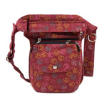 Gassitasche mit Pfotenmuster in Orange-Rot für Hundespaziergänge – mit Leckerlifach, Handyfach & verstellbarem Gurt. Frontansicht.