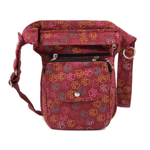 Gassitasche mit Pfotenmuster in Orange-Rot für Hundespaziergänge – mit Leckerlifach, Handyfach & verstellbarem Gurt. Frontansicht.