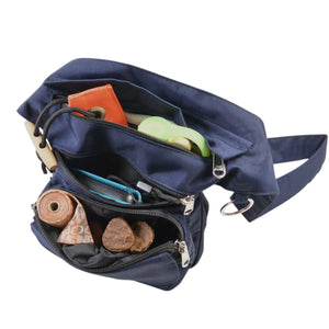 Gassi-Tasche Nijens Super-Hannover blau offen mit Leckerlis, Kotbeutel, Handy und Hundezubehör in mehreren Fächern