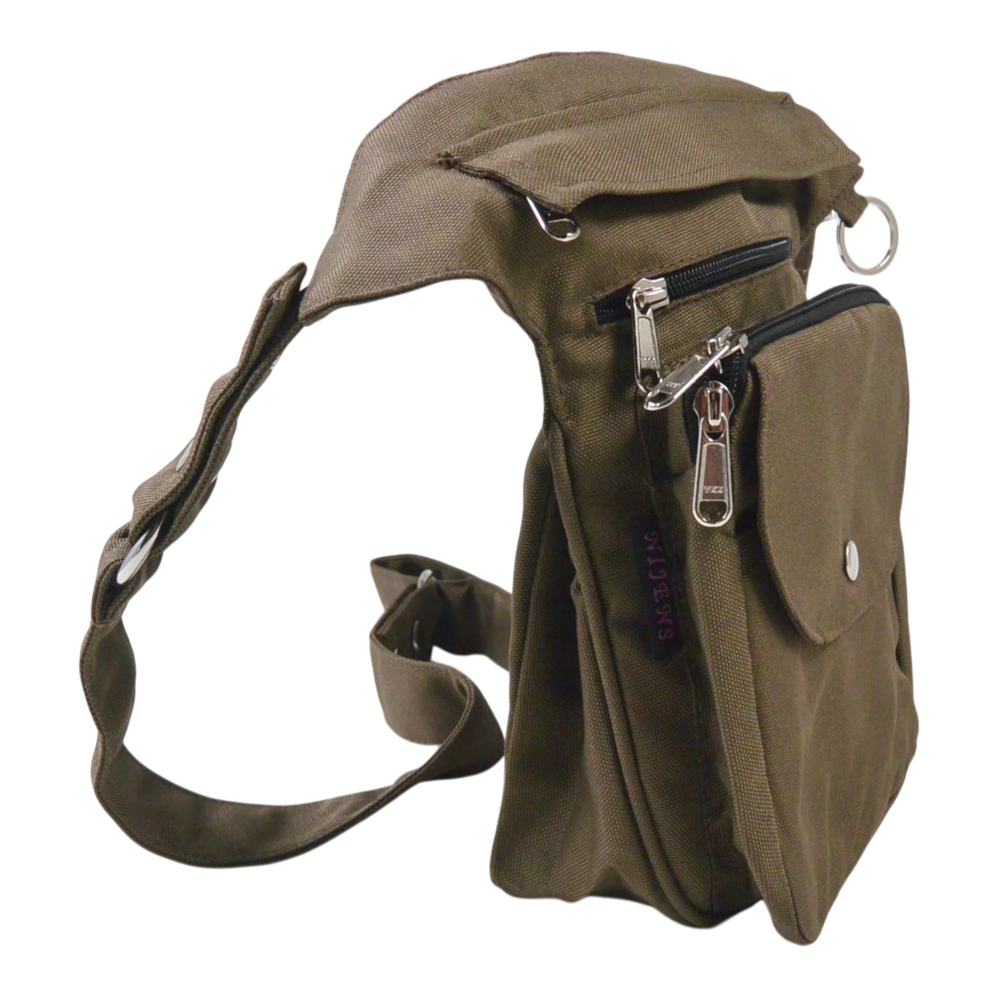 Seitliche Ansicht der wasserabweisenden Gassi-Tasche Super-Hannover in Braun mit mehreren Reißverschlussfächern, Druckknopftasche und verstellbarem Schultergurt