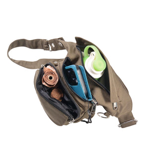 Geöffnete wasserabweisende Gassi-Tasche Super-Hannover in Braun mit mehreren Fächern für Leckerlis, Kotbeutel, Smartphone und Trinkflasche