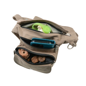 Geöffnete Gassi-Tasche Super-Hannover aus strapazierfähigem Canvas mit mehreren Fächern für Hundeleckerlis, Kotbeutel, Smartphone und weiteres Zubehör