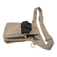 Beige Canvas-Gassi-Tasche Super-Hannover mit auswaschbarem Leckerli-Fach und mehreren Reißverschlussfächern – Seitenansicht