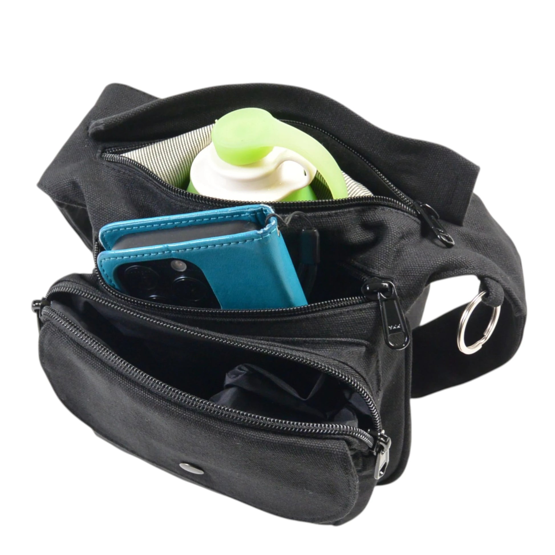 Schwarze wasserabweisende Bauchtasche für Männer offen mit Handy, Flasche und mehreren Fächern organisiert