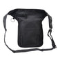 Frontansicht der schwarzen Unisex Gassi-Tasche mit Reißverschlussfach und verstellbarem Gurt. Rückansicht.