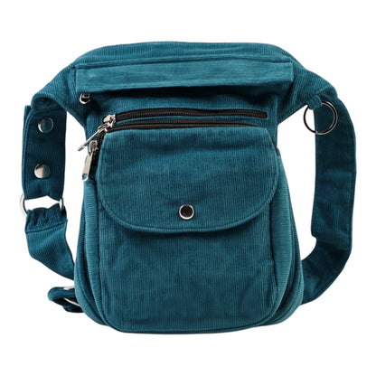 Vorderseite der Cord-Gassi-Tasche in Petrol – stilvoll & praktisch mit Druckknopf, Reißverschlussfächern und Gürtel-Verlängerung.