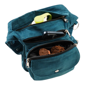Vorderseite der Cord-Gassi-Tasche in Petrol – stilvoll & praktisch mit Handyfach, Leckerlifach, Reißverschlussfächern und Gürtel-Verlängerung.