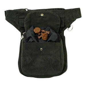 Geöffnete Gassi-Tasche aus Cord Lodengrün mit Hundesnacks– ideal für Training & Alltag mit deinem Vierbeiner.
