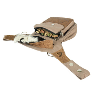 Gassitasche aus Canvas Beige und Leder mit geöffneten Fächern für Leckerlis und Spielzeug