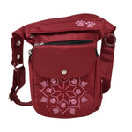 Rote Nijens Gassi-Tasche Hannover aus wasserabweisendem Polyesterstoff mit rosafarbener Mandala-Stickerei und Pfotenmotiv, praktische Bauchtasche für Hundespaziergänge.
