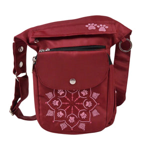 Rote Nijens Gassi-Tasche Hannover aus wasserabweisendem Polyesterstoff mit rosafarbener Mandala-Stickerei und Pfotenmotiv, praktische Bauchtasche für Hundespaziergänge.
