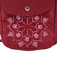 Detailaufnahme der Mandala-Stickerei mit Pfotenmotiv auf roter wasserabweisender Gassitasche aus Polyester, stilvolles Design für unterwegs.