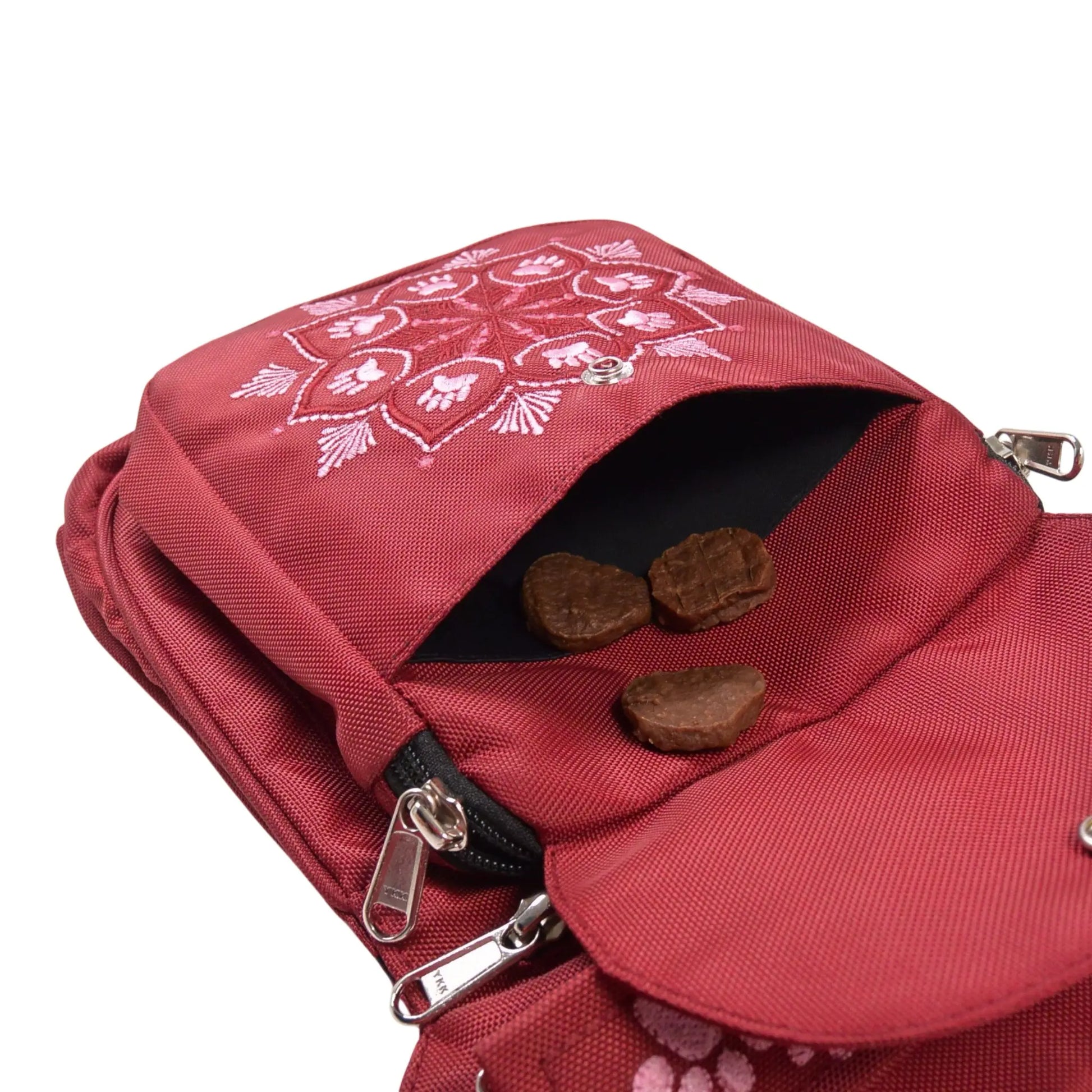 Leckerlitasche der Nijens Gassi-Tasche Hannover aus wasserabweisendem Polyesterstoff in Rot mit rosafarbener Mandala-Stickerei und Pfotenmotiv