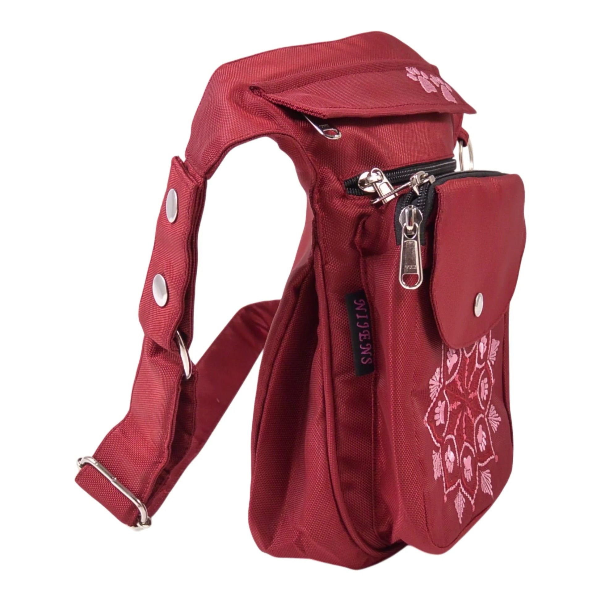 Seitenansicht der Nijens Gassi-Tasche Hannover aus wasserabweisendem Polyesterstoff in Rot mit rosafarbener Mandala-Stickerei und Pfotenmotiv, praktische Bauchtasche für Hundespaziergänge.