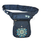 Gassi-Tasche, Bauchtasche und Gürteltasche aus wasserabweisendem Nylonstoff in Dunkelblau mit Pfoten-Mandalastickerei.