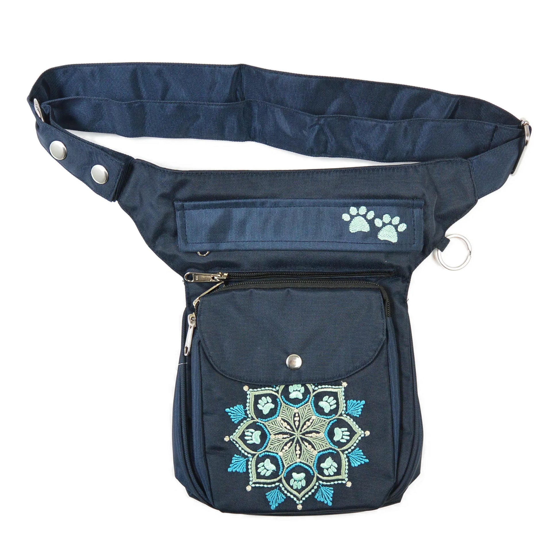 Gassi-Tasche, Bauchtasche und Gürteltasche aus wasserabweisendem Nylonstoff in Dunkelblau mit Pfoten-Mandalastickerei.