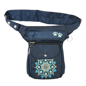 Gassi-Tasche, Bauchtasche und Gürteltasche aus wasserabweisendem Nylonstoff in Dunkelblau mit Pfoten-Mandalastickerei.