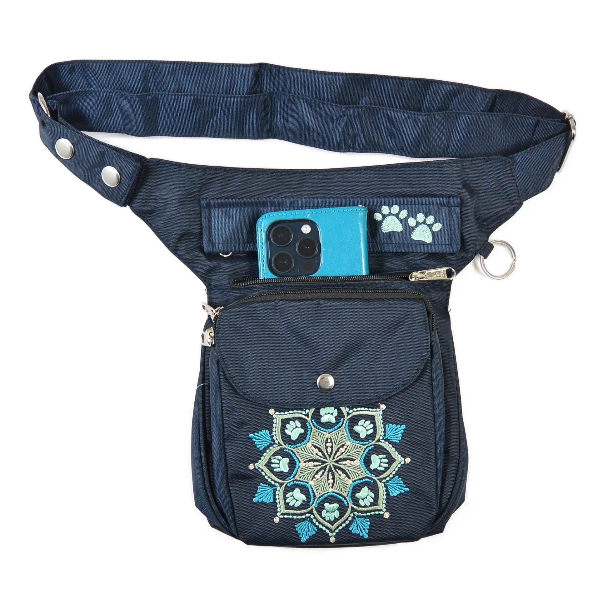 Bauchtasche und Gürteltasche aus wasserabweisendem Nylonstoff in Dunkelblau mit Pfoten-Mandalastickerei. Der Taschengurt ist größenverstellbar und das Einsteckfach vorne bietet Platz für das Handy.