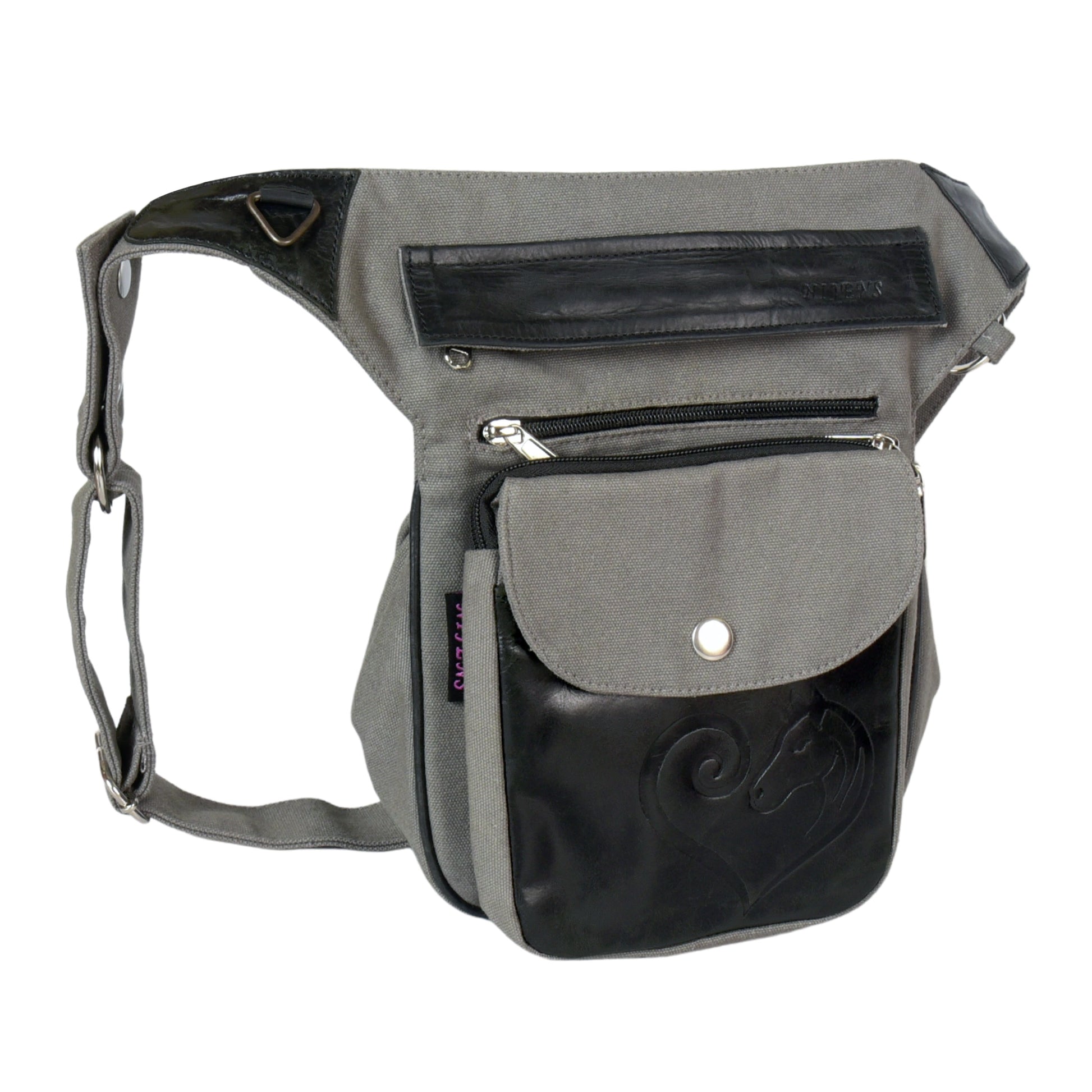 Detailansicht der rustikalen Echtlederapplikation mit Pferd im Herzmotiv auf der Gassitasche in Grau-Schwarz