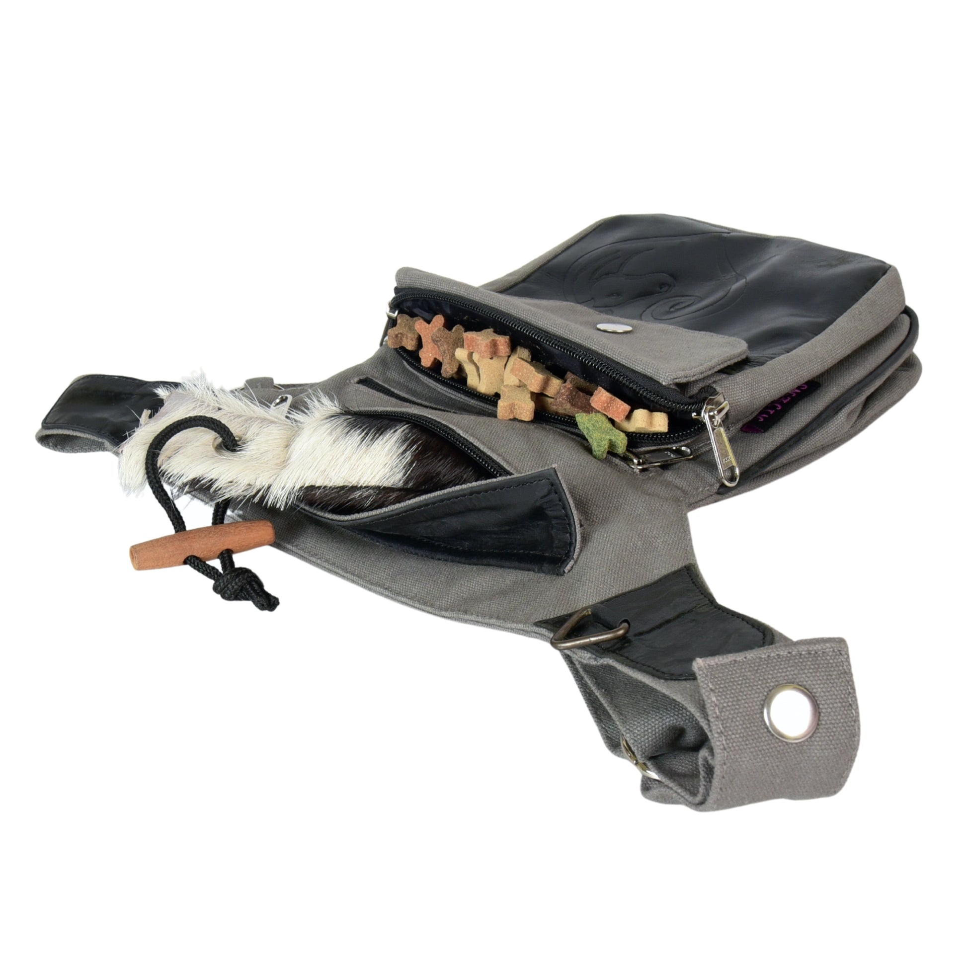 Offene Tasche mit sichtbarem Leckerli-Fach und geräumigem Innenraum – perfekt für Reiten