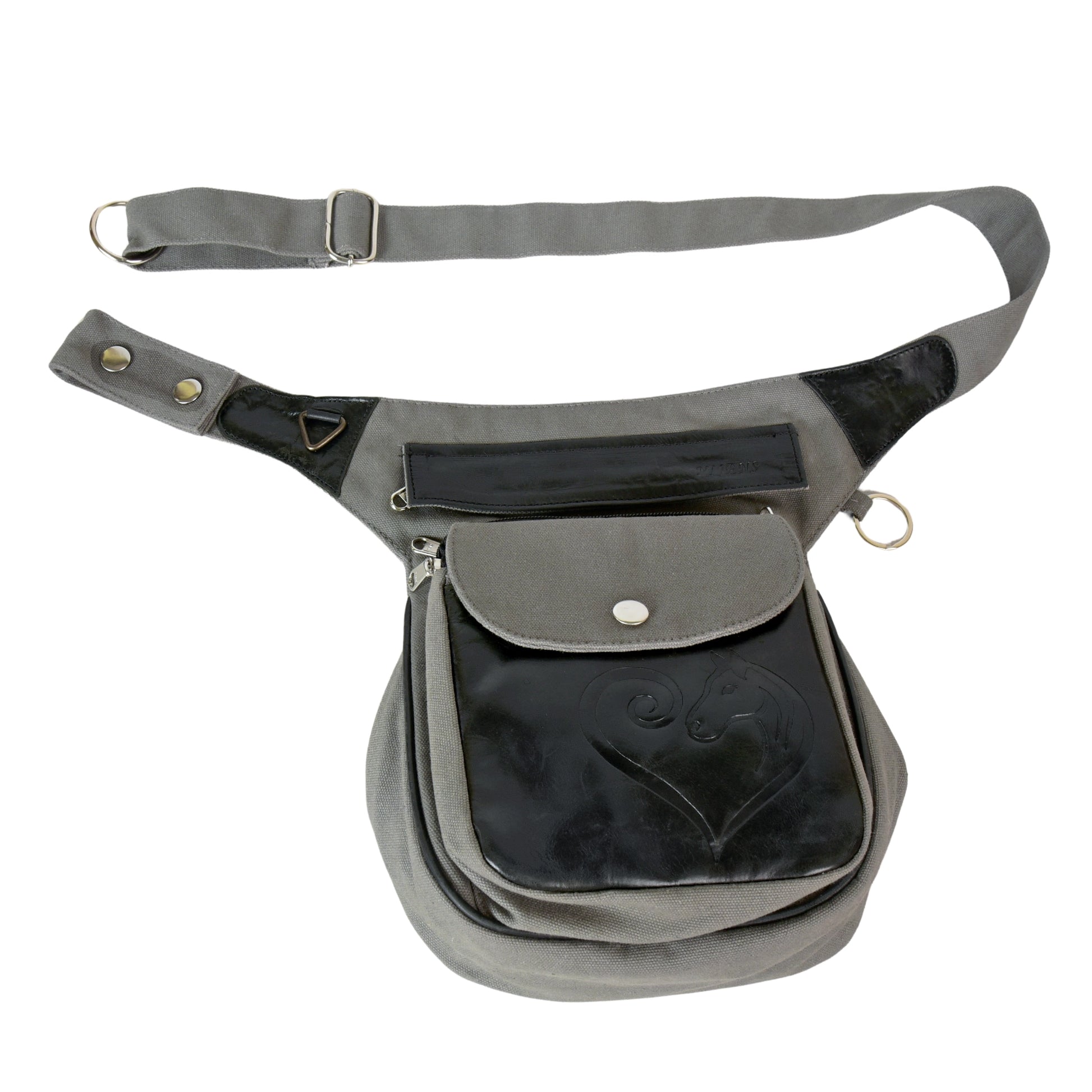 Trageansicht der Tasche in Grau am Gürtel – ideal befestigt für sicheres Reiten mit leichtem Zugriff auf alle Fächer