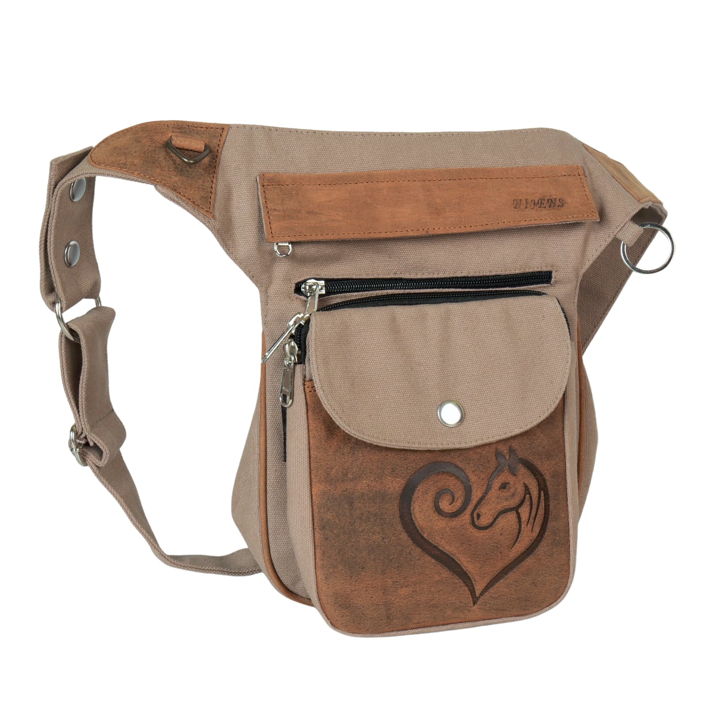 Detailansicht der rustikalen Echtlederapplikation mit Pferd im Herzmotiv auf der Gassitasche