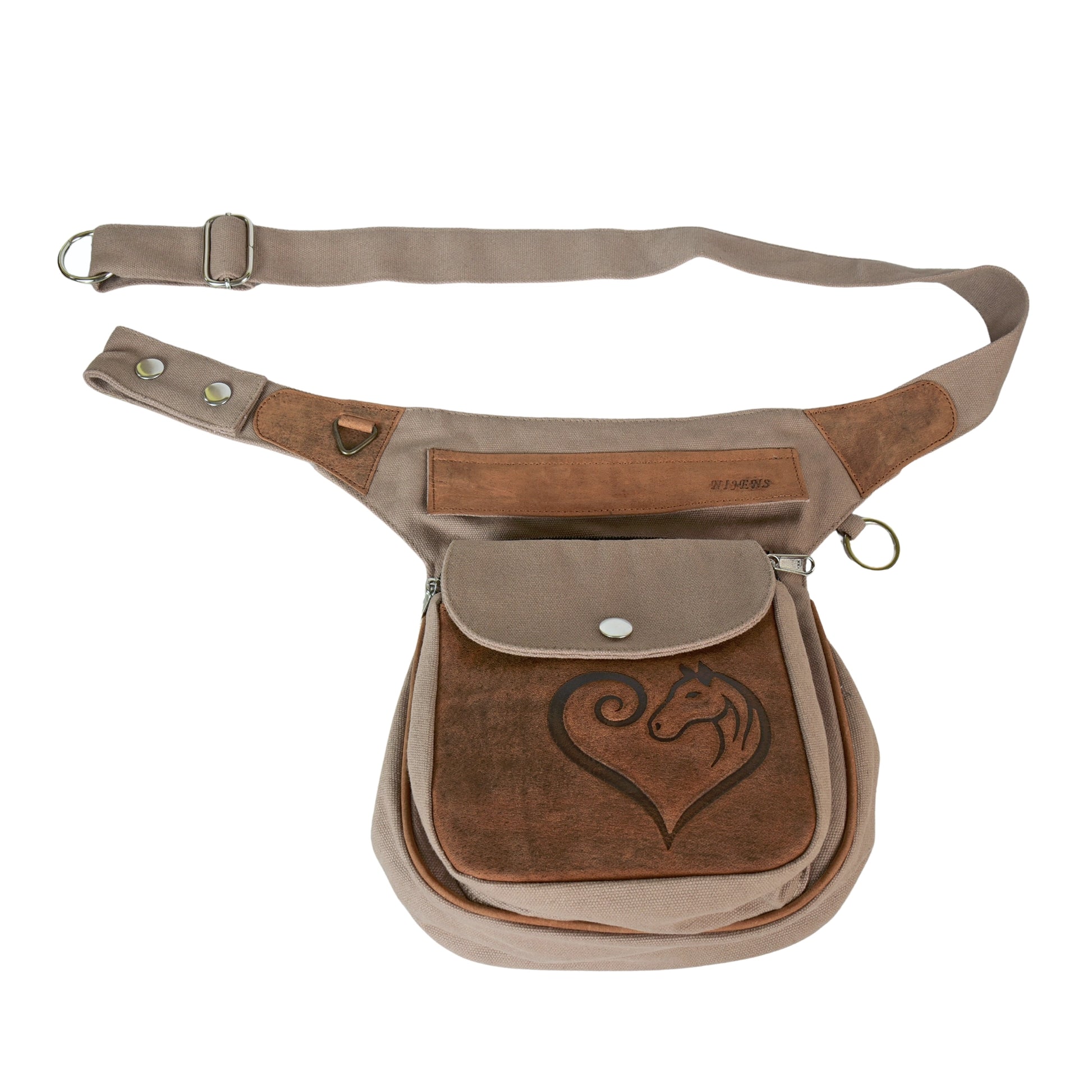 Trageansicht der Tasche am Gürtel – ideal befestigt für sicheres Reiten