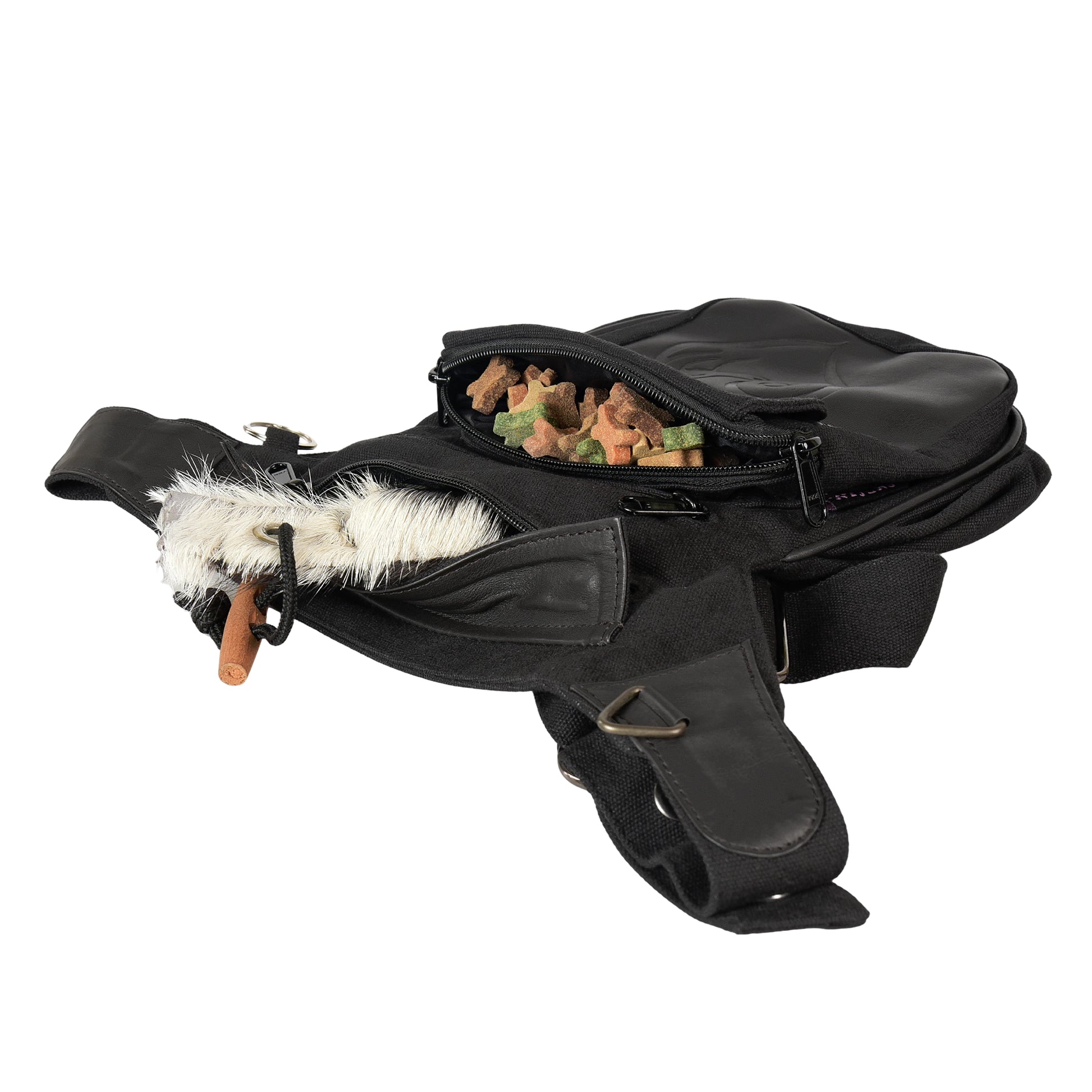 Schwarze Gassitasche Super-Hannover mit offenem Fach, gefüllt mit Hundeleckerlis und Spielzeug