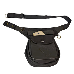 Super-Hannover Gassitasche mit geöffnetem Fach – Handy steckt in der Fronttasche