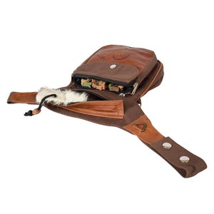 Braune Gassitasche Super-Hannover mit offenem Fach, gefüllt mit Hundeleckerlis und Spielzeug