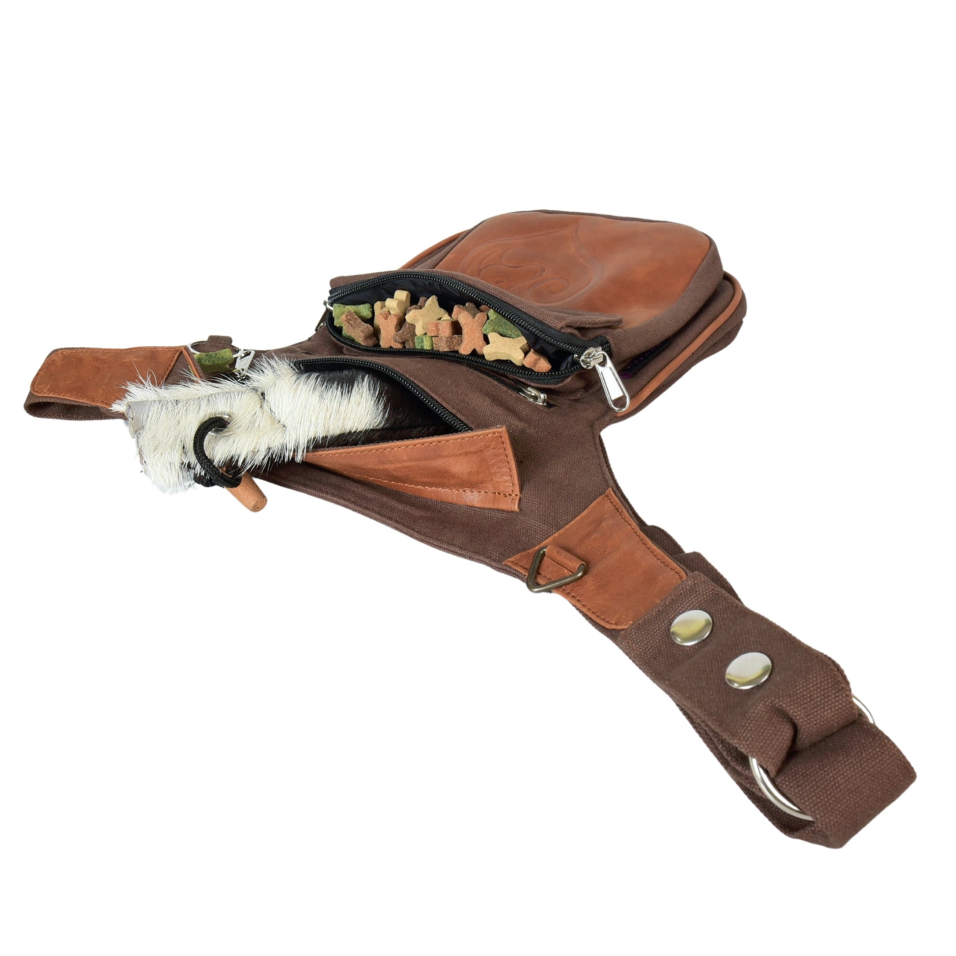 Braune Gassitasche mit offenem Fach, gefüllt mit Hundeleckerlis und Spielzeug