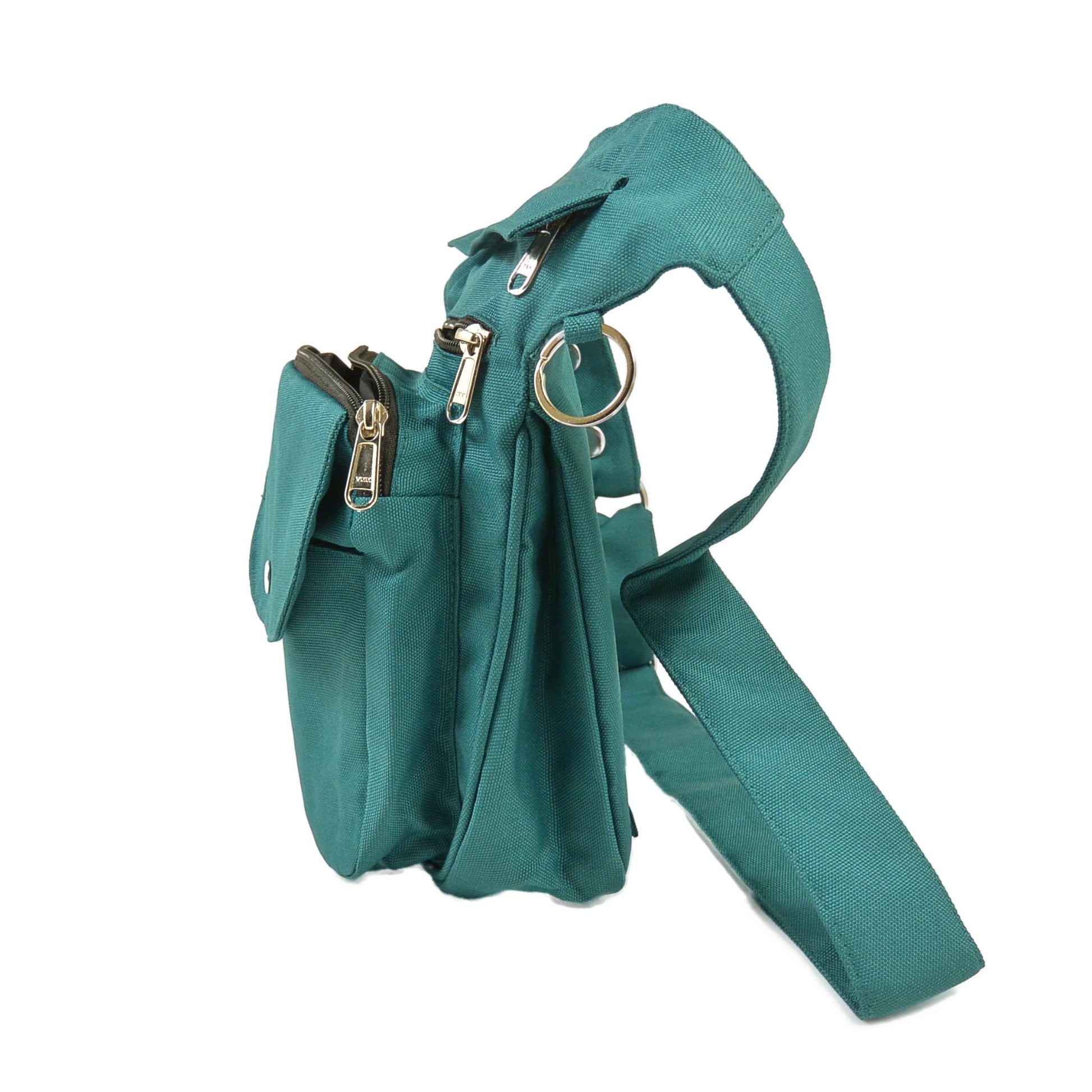 Seitenansicht der Gassitasche mit mehreren Reißverschlussfächern und verstellbarem Gurt