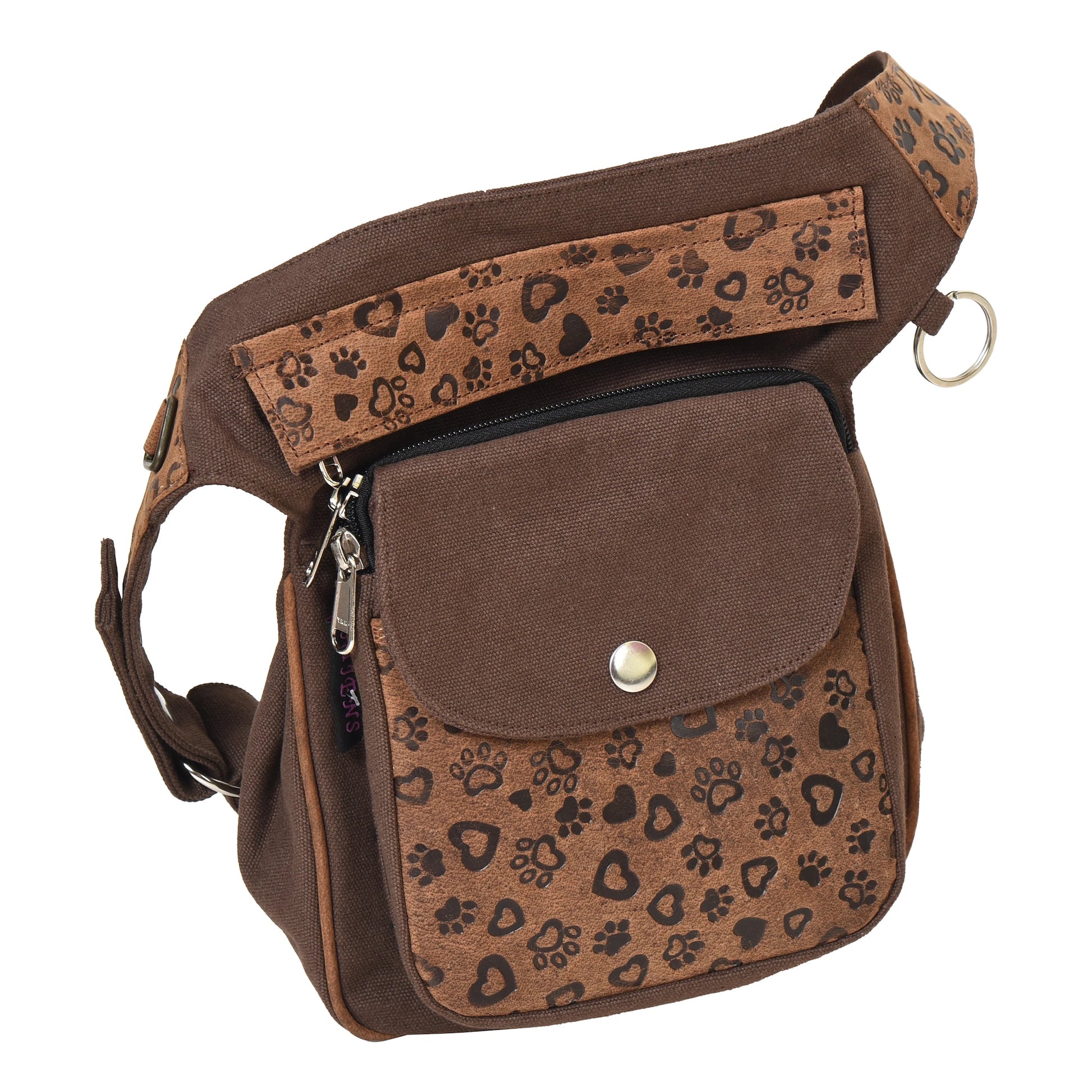 Vorderansicht der Gassitasche mit befestigter Gürtelverlängerung, aus echtem Leder und Canvas in Mocca-Braun mit Pfoten- und Herzprägungen - Nijens Shop