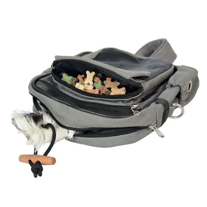 Gassi-Tasche mit geöffnetem Leckerli-Fach, ideal für Hundetraining und Belohnungen