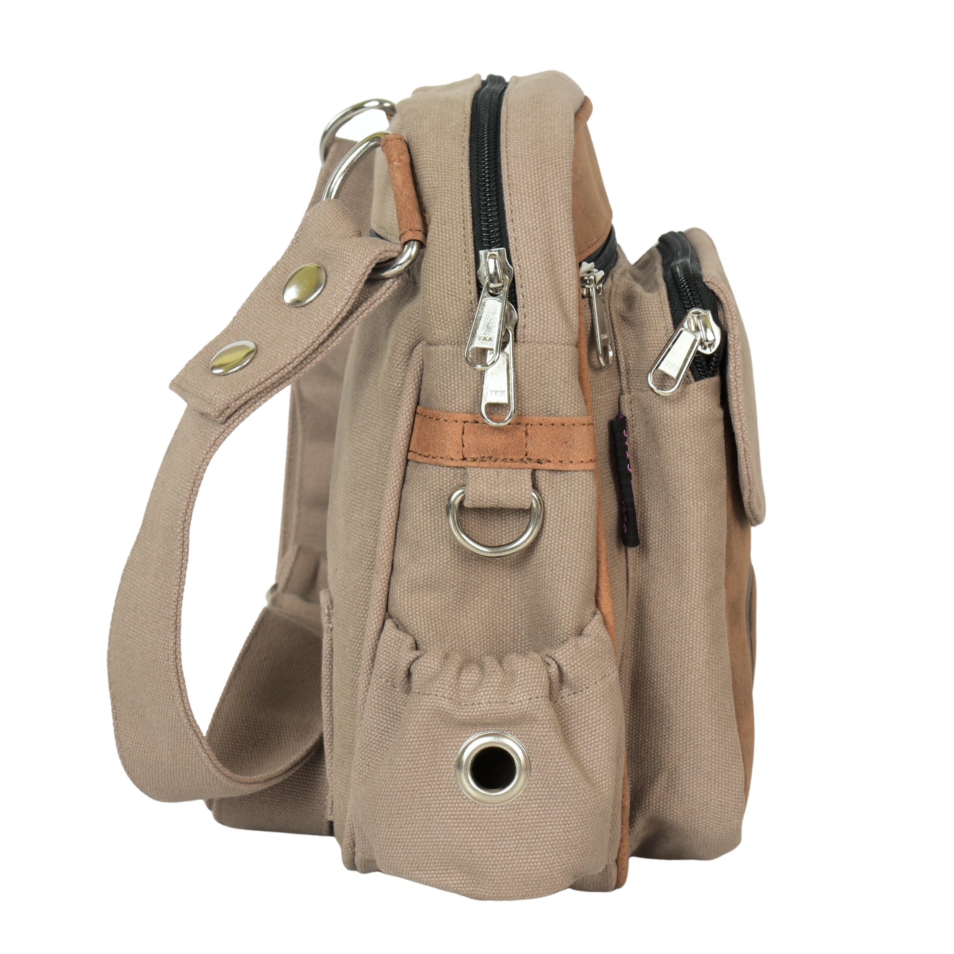 Seitliche Ansicht der Reitertasche Konstanz in Beige und Braun aus Canvas mit Echtleder, mit Metallringen und Öse für Hundekotbeutel