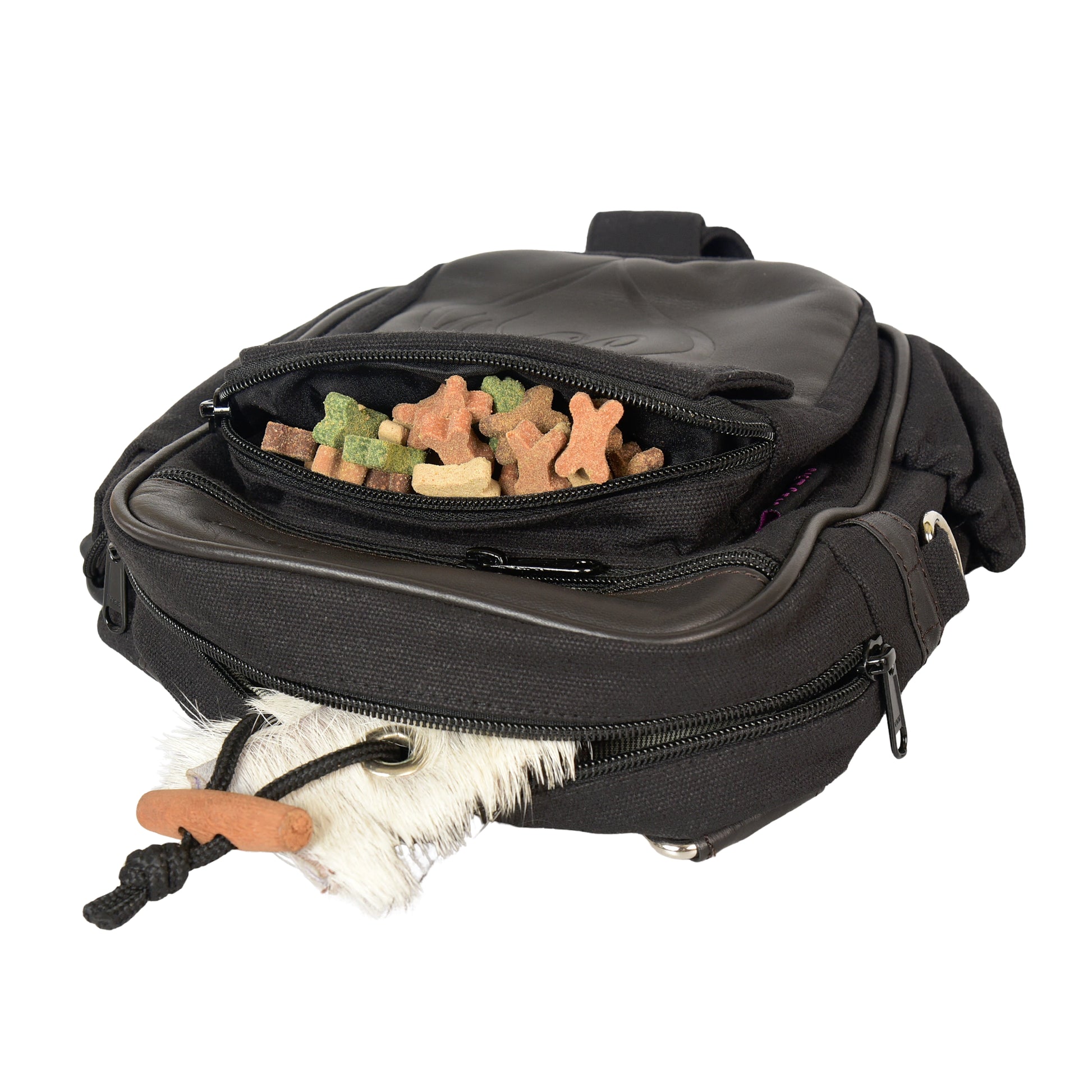 Gassi-Tasche Konstanz mit geöffnetem Leckerli-Fach, ideal für Hundetraining