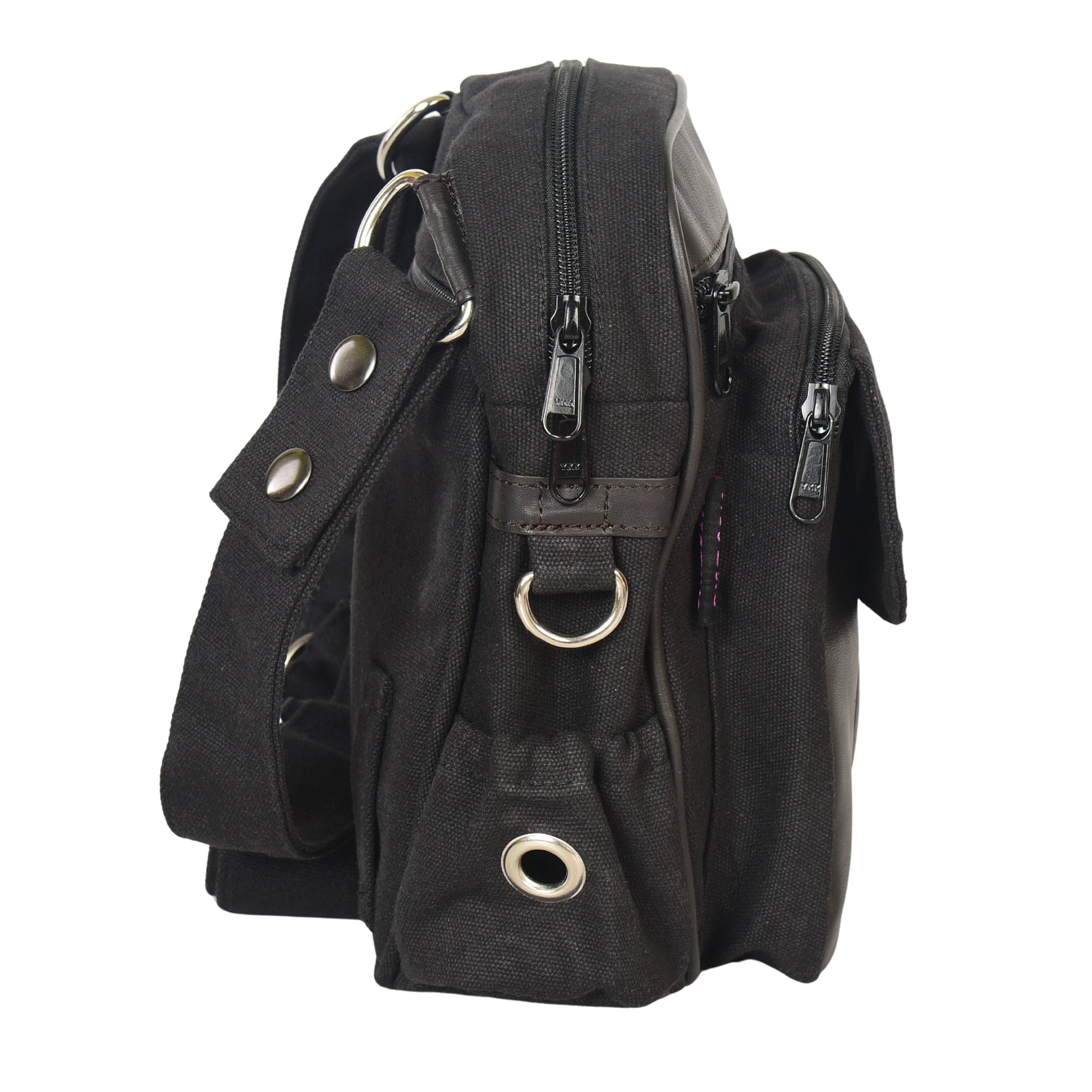 Seitliche Ansicht der Reitertasche Konstanz in Schwarz aus Canvas mit Echtleder, mit Metallringen und Öse