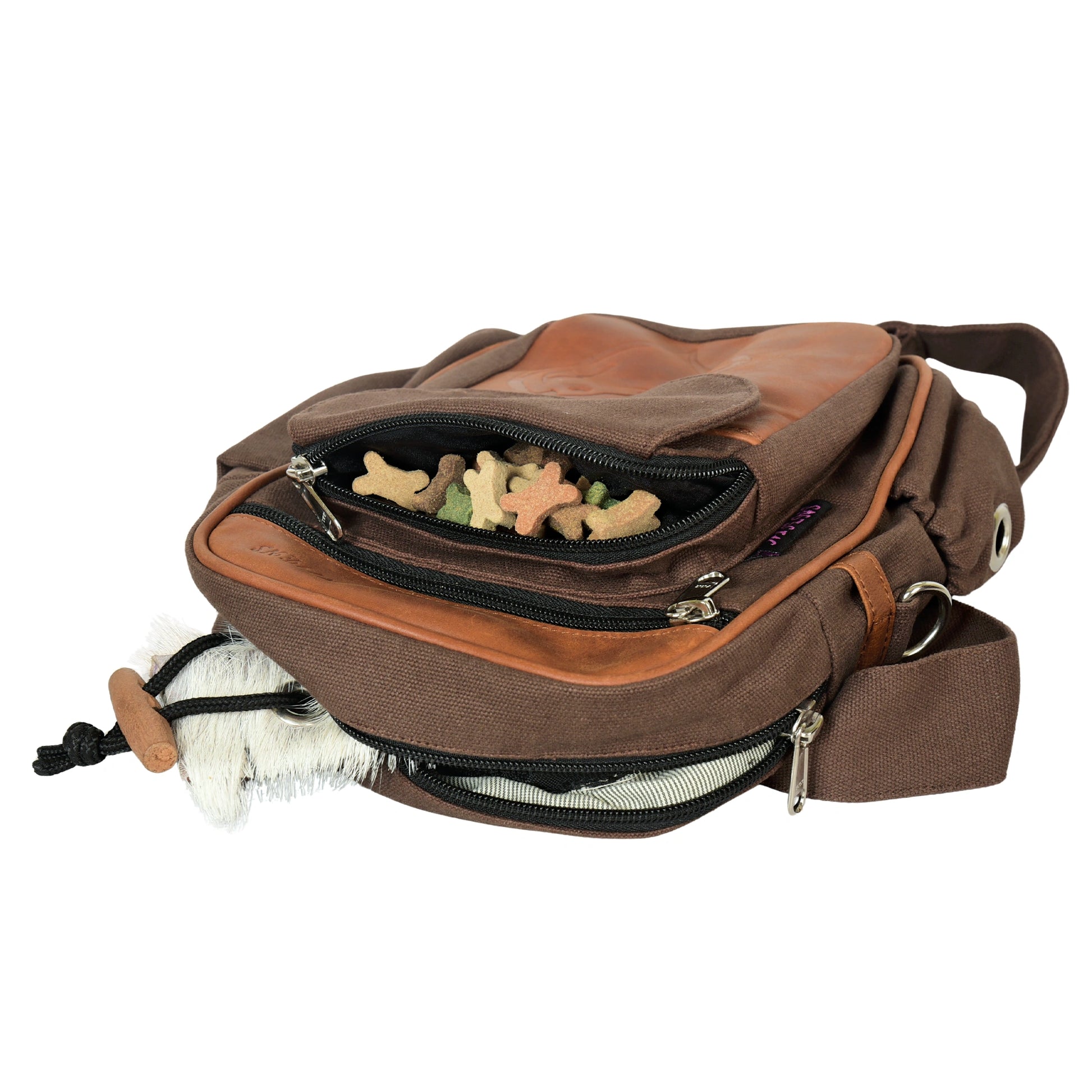 Gassi-Tasche in Braun mit geöffnetem Leckerli-Fach, ideal für Hundetraining und Belohnungen
