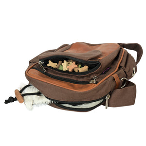 Gassi-Tasche in Braun mit geöffnetem Leckerli-Fach, ideal für Hundetraining und Belohnungen
