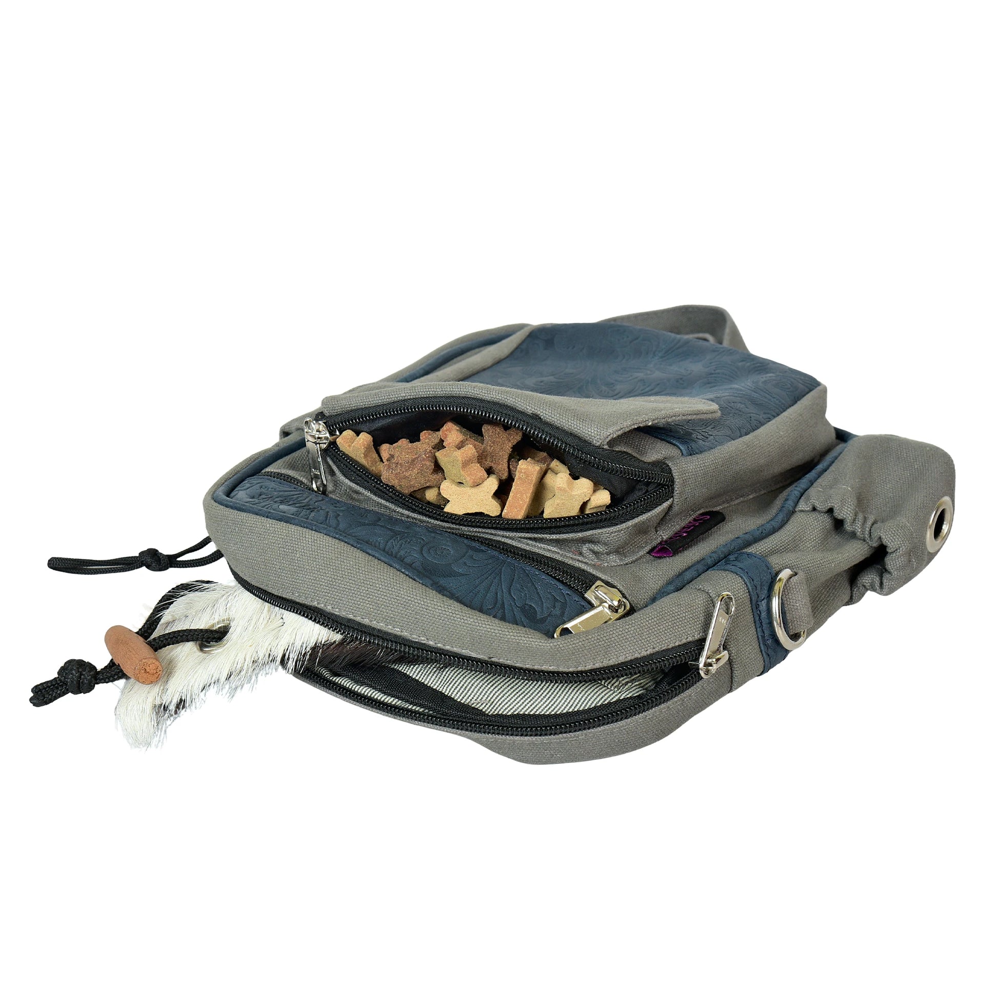 Gassi-Tasche Konstanz mit geöffnetem Leckerli-Fach, ideal für Hundetraining und Wurf-Dummy aus Fell