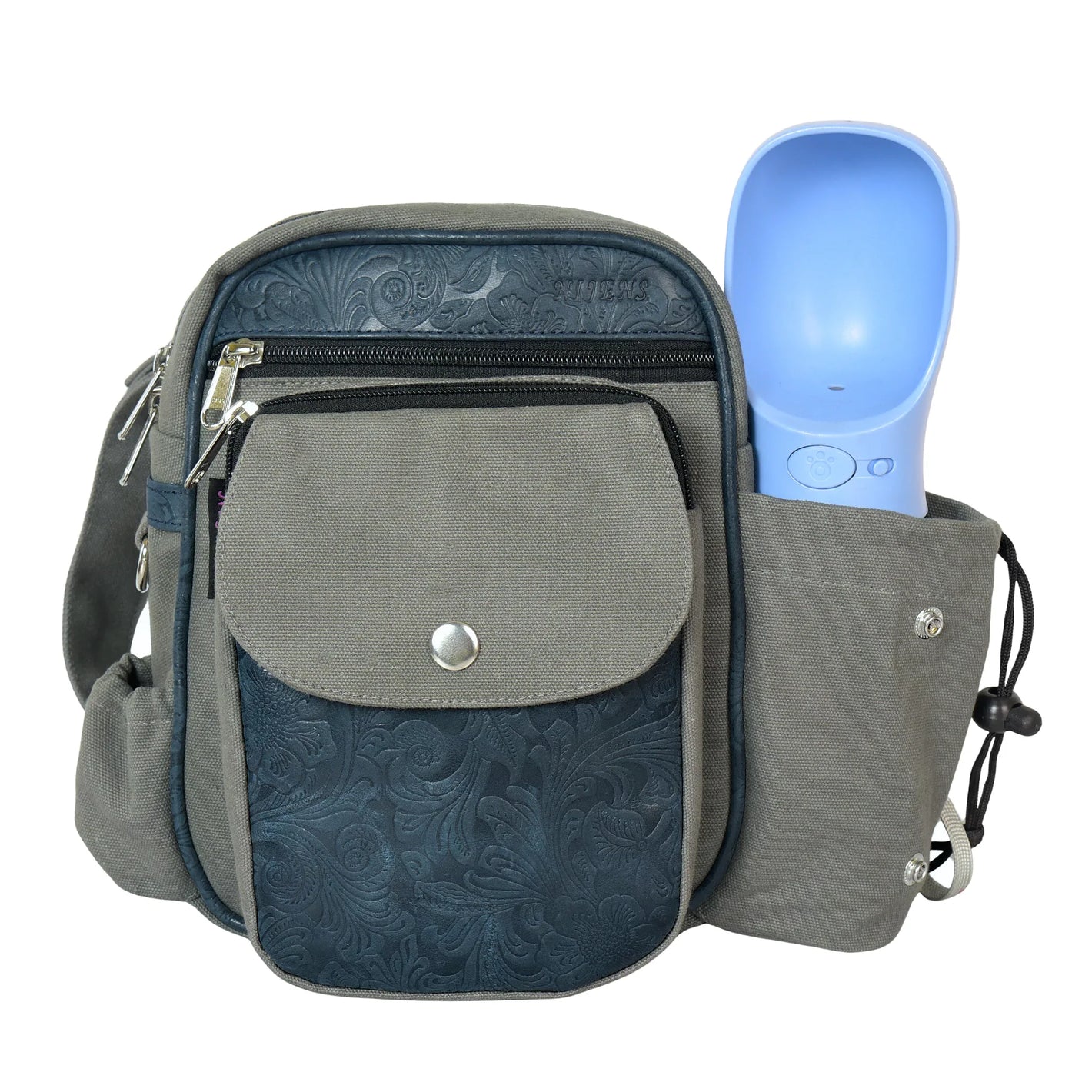 Gassi-Tasche Konstanz in Grau aus robustem Canvas mit geprägtem dunkelgrauem Echtleder, Frontansicht mit mehreren Reißverschlussfächern, mit Flaschenhalter